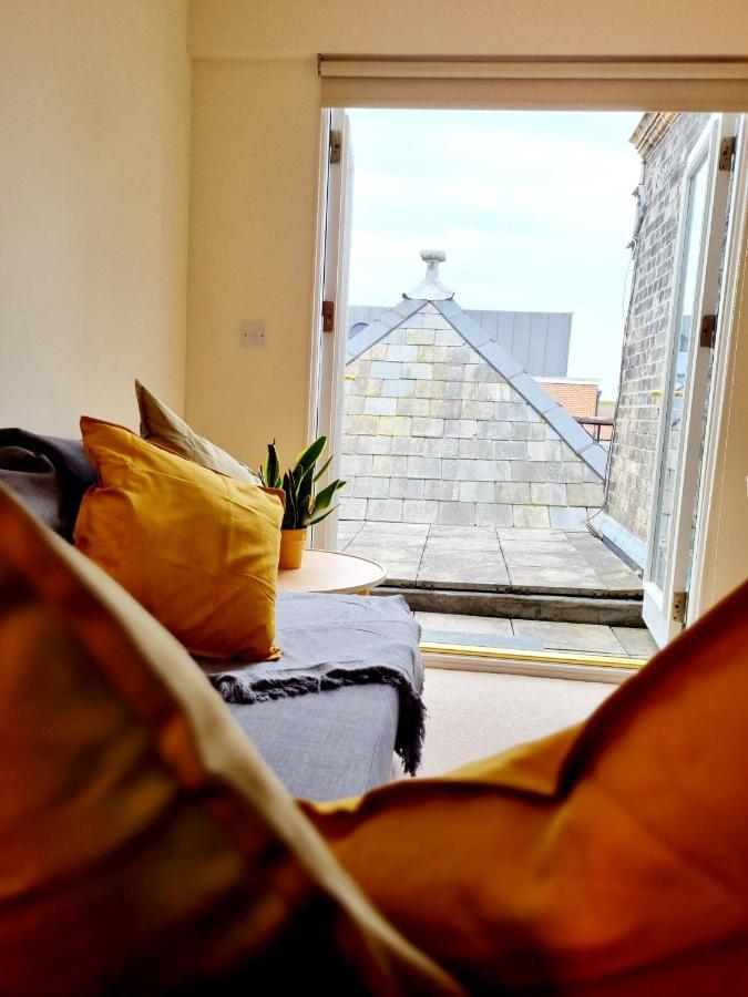 Cityscape Haven: 1 Bedroom Apartment With Terrace And City View Bournemouth Bagian luar foto