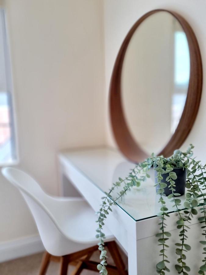 Cityscape Haven: 1 Bedroom Apartment With Terrace And City View Bournemouth Bagian luar foto
