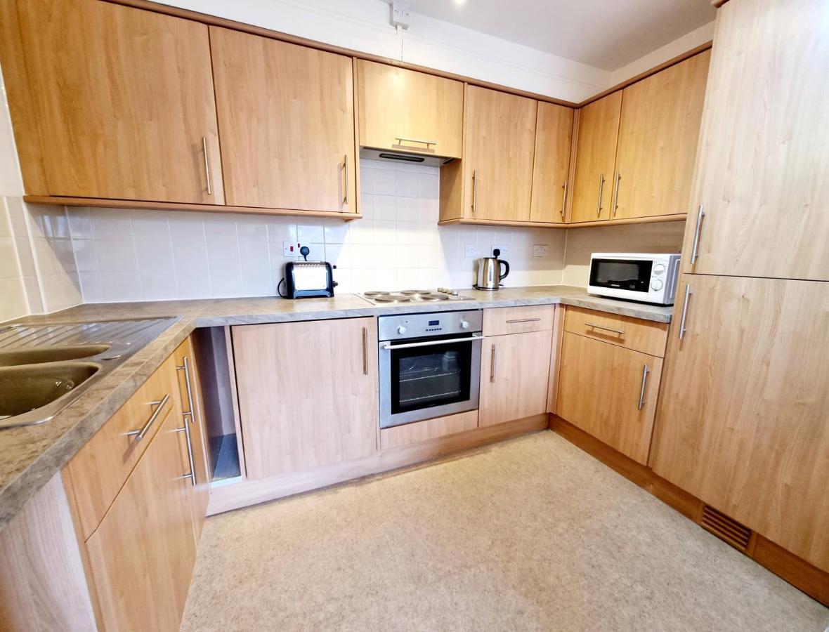 Cityscape Haven: 1 Bedroom Apartment With Terrace And City View Bournemouth Bagian luar foto