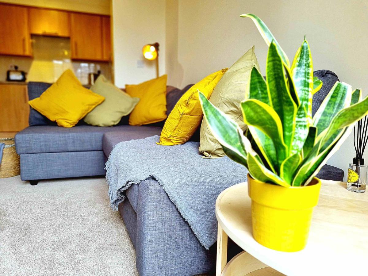 Cityscape Haven: 1 Bedroom Apartment With Terrace And City View Bournemouth Bagian luar foto