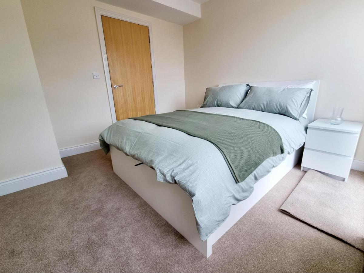 Cityscape Haven: 1 Bedroom Apartment With Terrace And City View Bournemouth Bagian luar foto