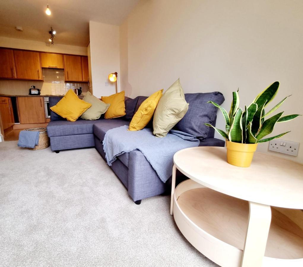 Cityscape Haven: 1 Bedroom Apartment With Terrace And City View Bournemouth Bagian luar foto