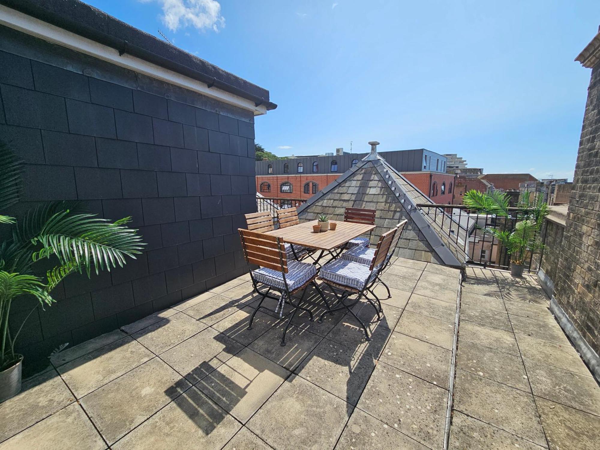 Cityscape Haven: 1 Bedroom Apartment With Terrace And City View Bournemouth Bagian luar foto