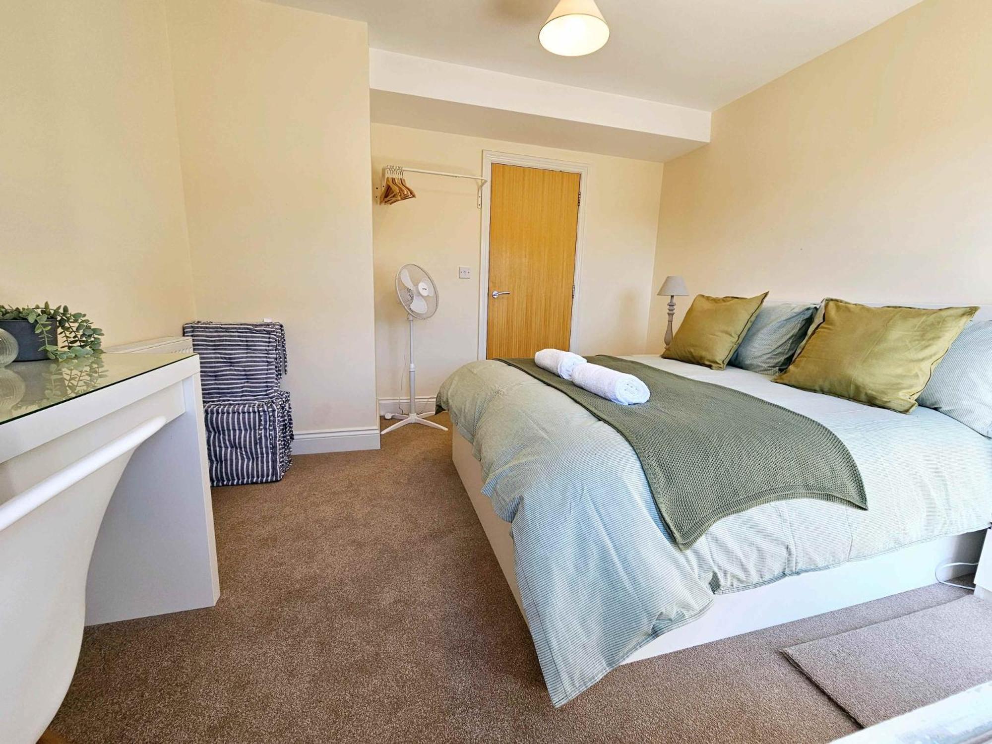 Cityscape Haven: 1 Bedroom Apartment With Terrace And City View Bournemouth Bagian luar foto