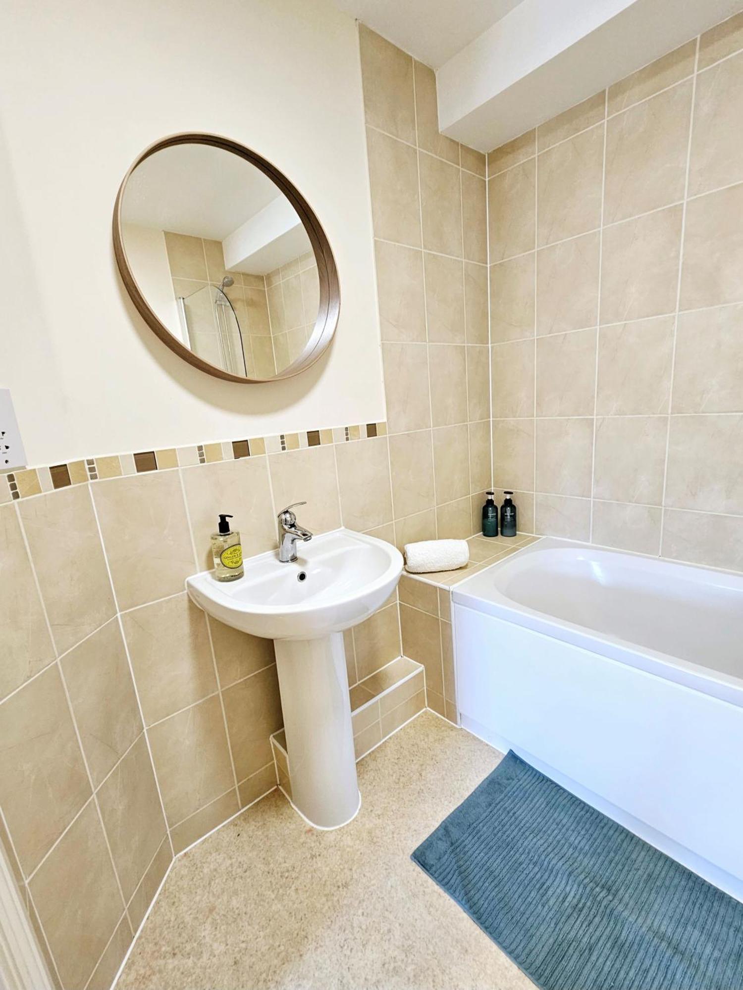 Cityscape Haven: 1 Bedroom Apartment With Terrace And City View Bournemouth Bagian luar foto